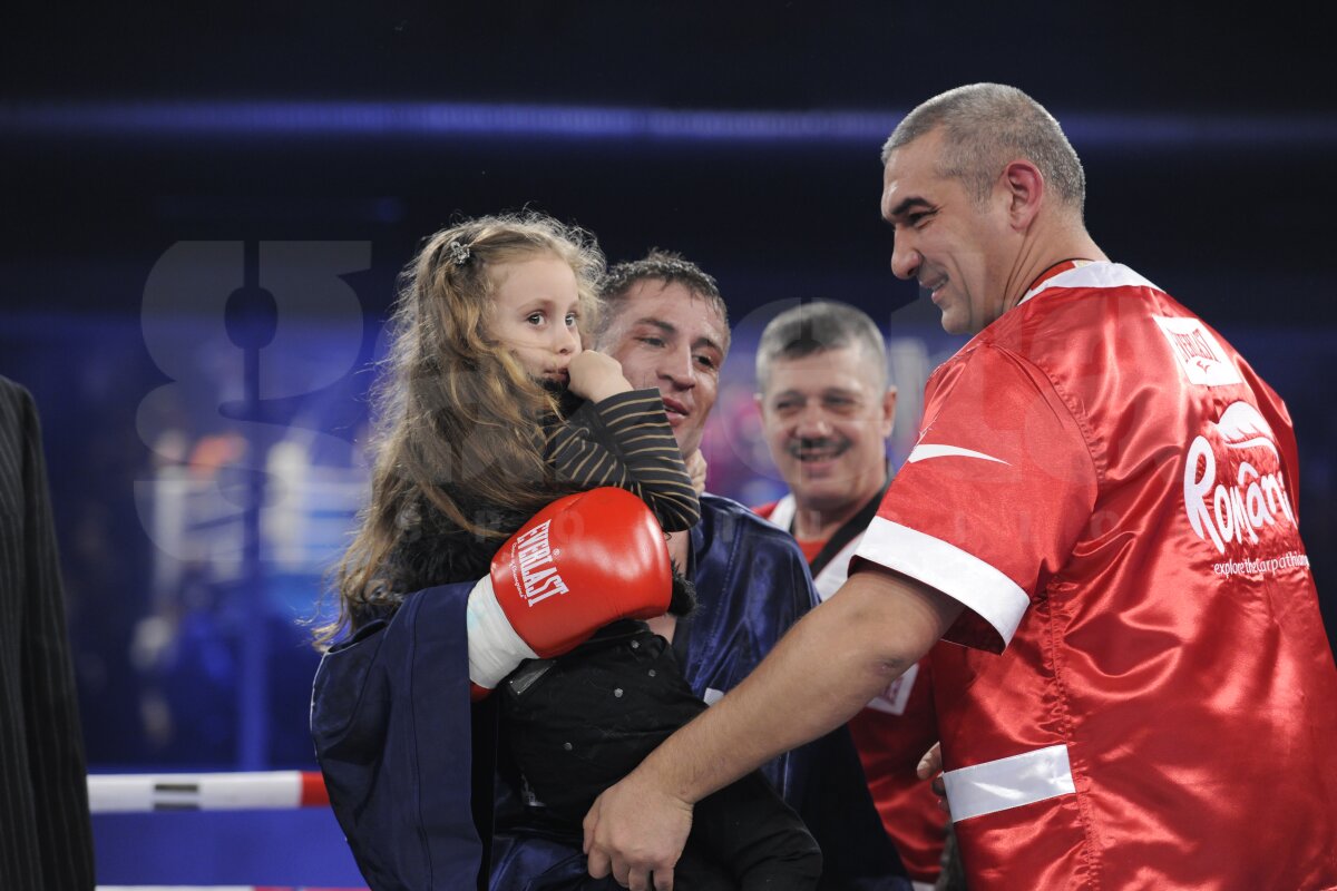 FOTO/ "Hai, tati, dă-i cu stînga! Acum, dreapta!" » Andreea, fata lui Viorel Simion, cea mai înfocată susţinătoare
