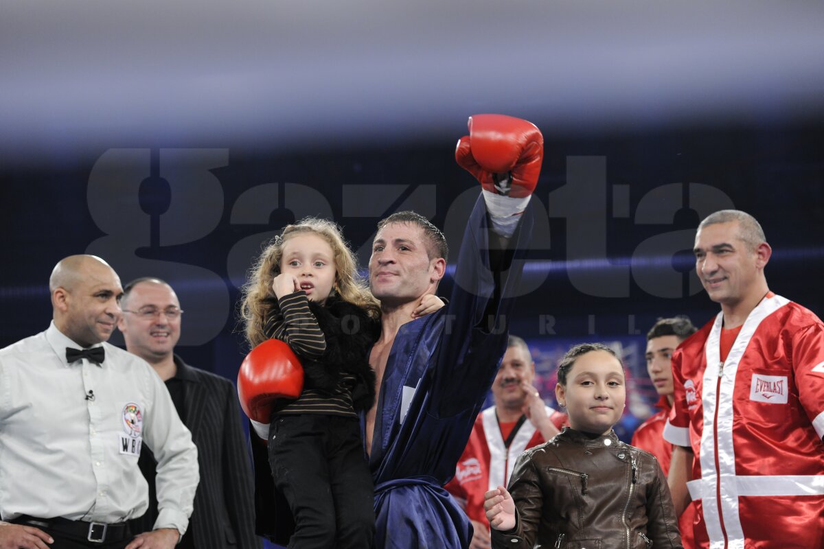 FOTO/ "Hai, tati, dă-i cu stînga! Acum, dreapta!" » Andreea, fata lui Viorel Simion, cea mai înfocată susţinătoare