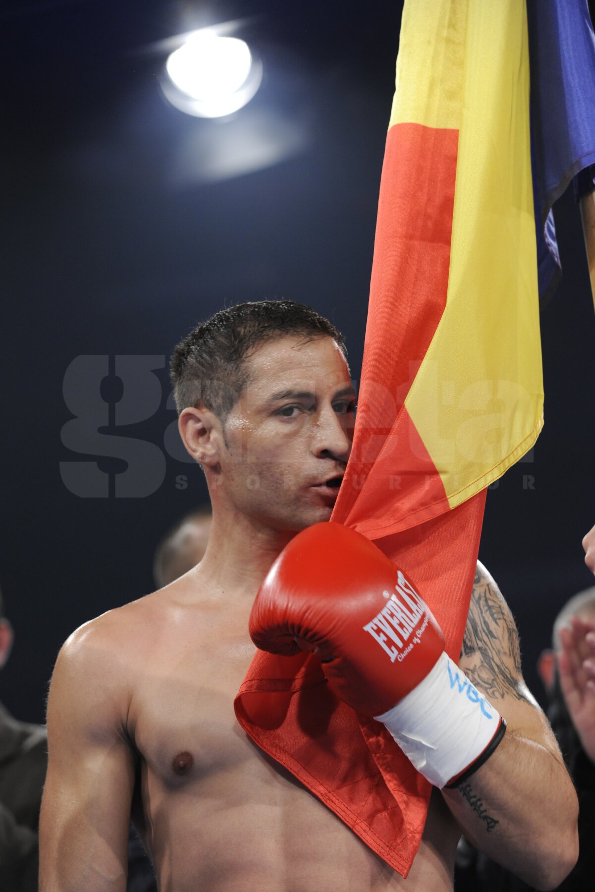 FOTO/ "Hai, tati, dă-i cu stînga! Acum, dreapta!" » Andreea, fata lui Viorel Simion, cea mai înfocată susţinătoare