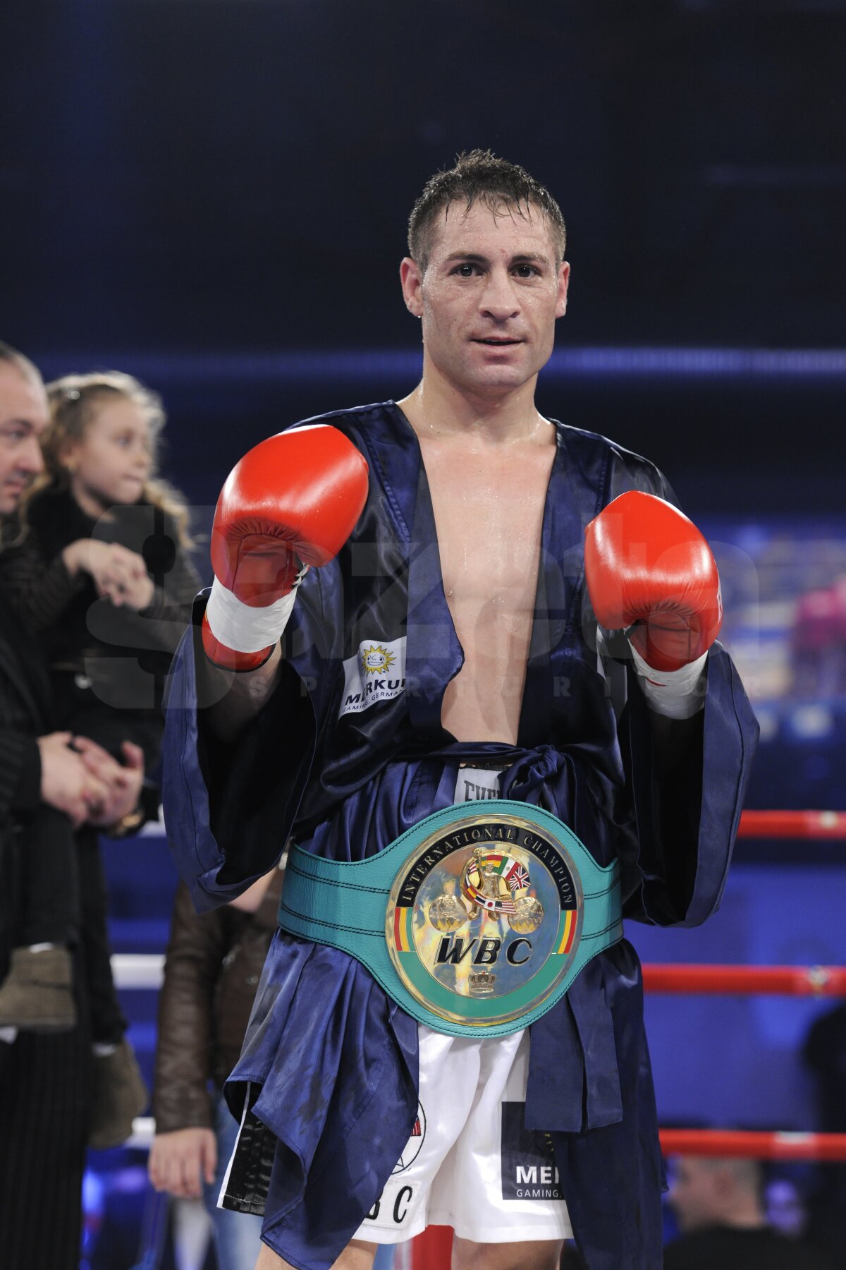 FOTO/ "Hai, tati, dă-i cu stînga! Acum, dreapta!" » Andreea, fata lui Viorel Simion, cea mai înfocată susţinătoare