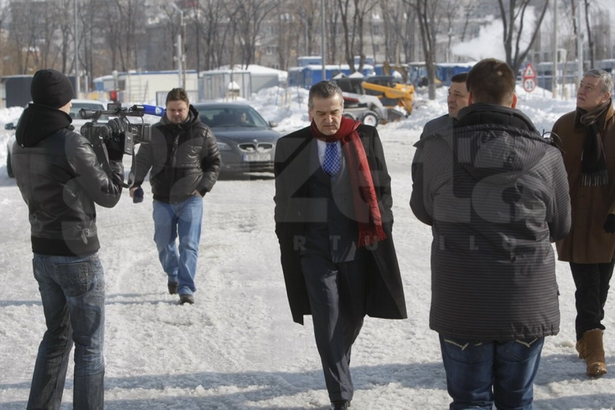 FOTO Gigi Becali a inspectat gazonul de pe Arena Naţională: ”E perfect!”