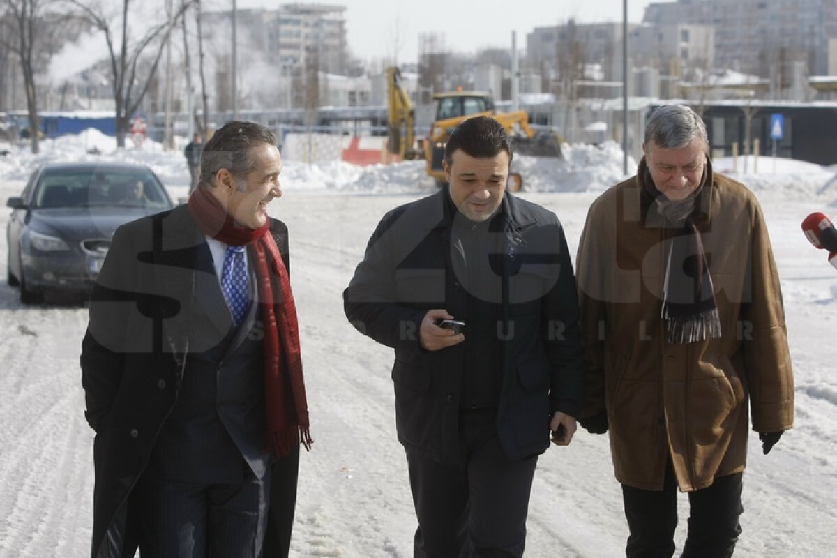 FOTO Gigi Becali a inspectat gazonul de pe Arena Naţională: ”E perfect!”