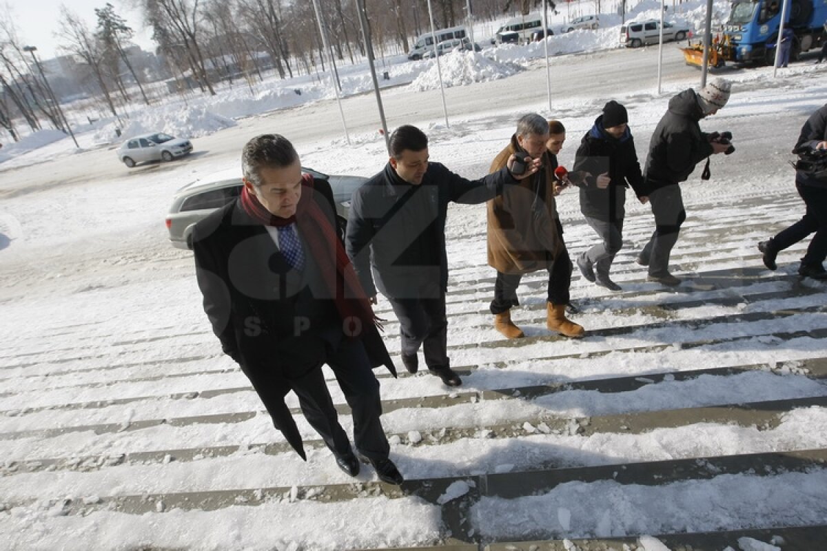 FOTO Gigi Becali a inspectat gazonul de pe Arena Naţională: ”E perfect!”