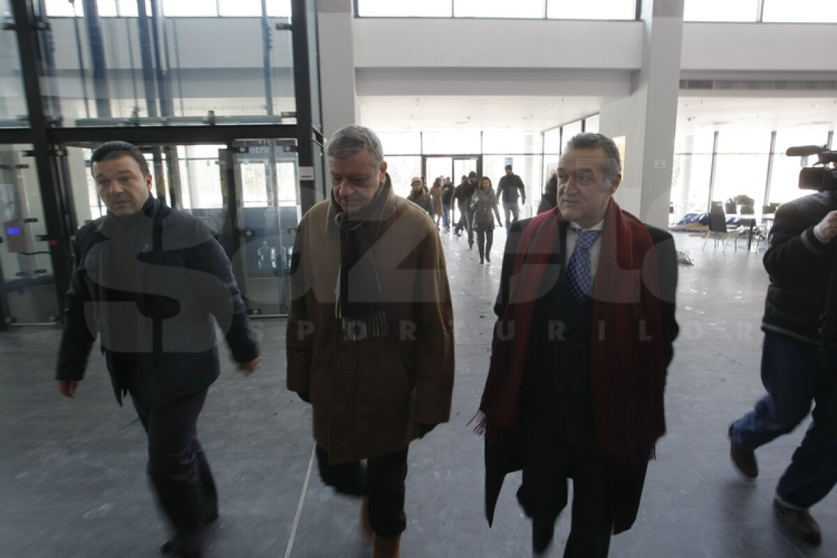 FOTO Gigi Becali a inspectat gazonul de pe Arena Naţională: ”E perfect!”