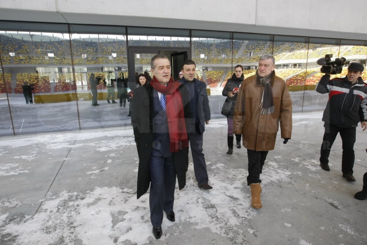 FOTO Gigi Becali a inspectat gazonul de pe Arena Naţională: ”E perfect!”