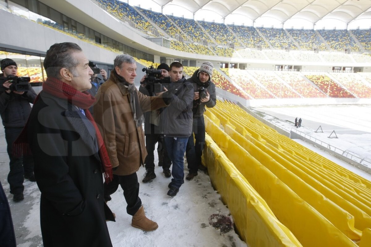 FOTO Gigi Becali a inspectat gazonul de pe Arena Naţională: ”E perfect!”