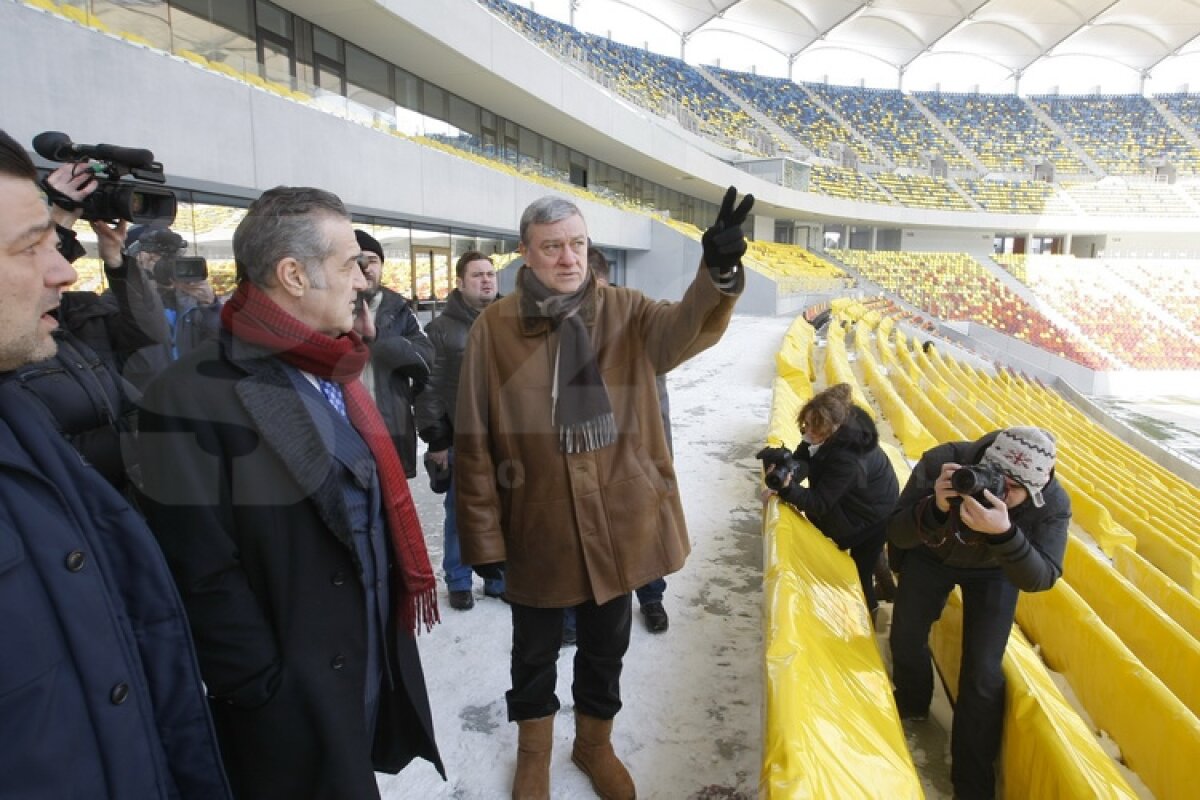 FOTO Gigi Becali a inspectat gazonul de pe Arena Naţională: ”E perfect!”