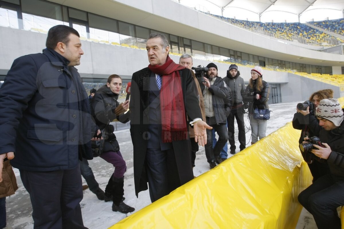 FOTO Gigi Becali a inspectat gazonul de pe Arena Naţională: ”E perfect!”