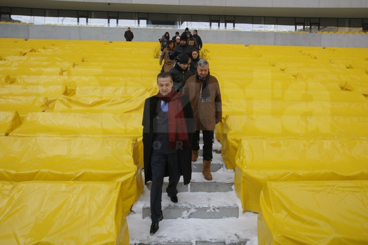 FOTO Gigi Becali a inspectat gazonul de pe Arena Naţională: ”E perfect!”