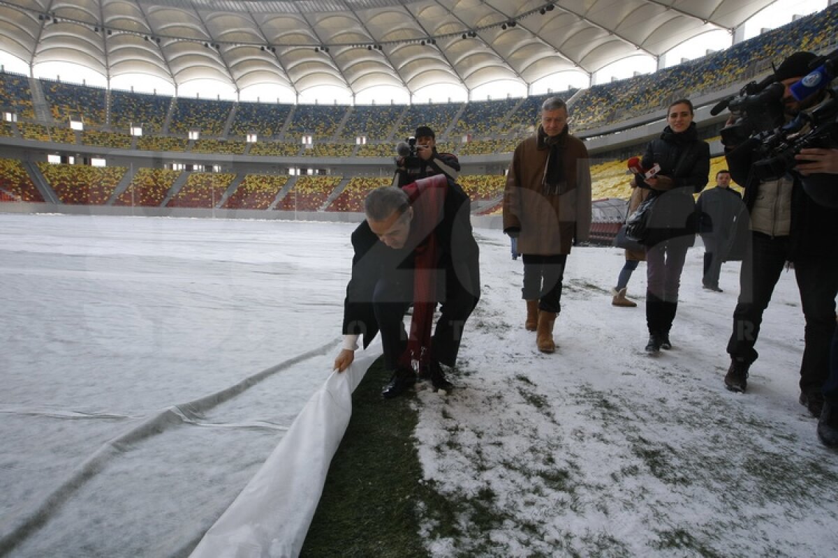 FOTO Gigi Becali a inspectat gazonul de pe Arena Naţională: ”E perfect!”