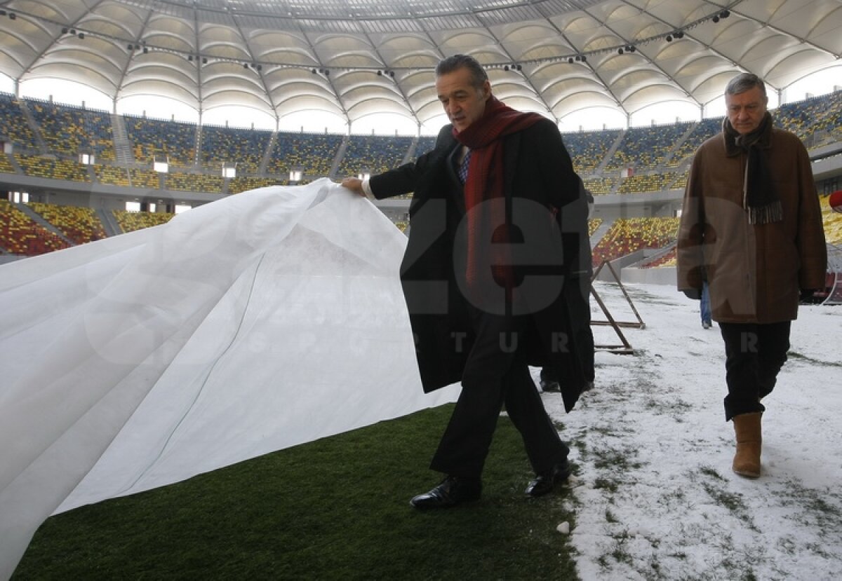 FOTO Gigi Becali a inspectat gazonul de pe Arena Naţională: ”E perfect!”