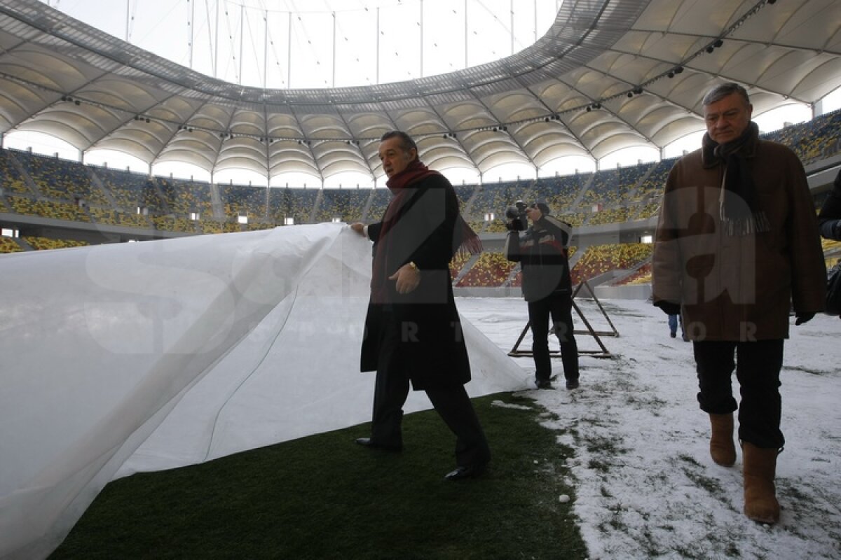 FOTO Gigi Becali a inspectat gazonul de pe Arena Naţională: ”E perfect!”