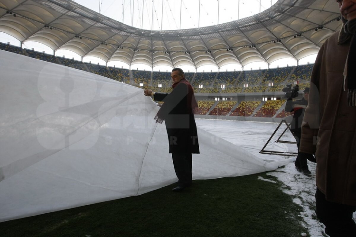 FOTO Gigi Becali a inspectat gazonul de pe Arena Naţională: ”E perfect!”