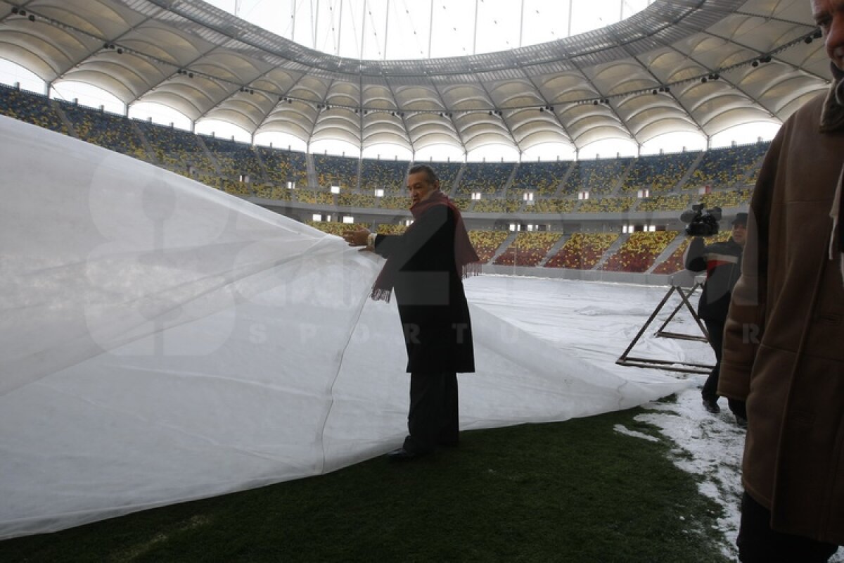 FOTO Gigi Becali a inspectat gazonul de pe Arena Naţională: ”E perfect!”