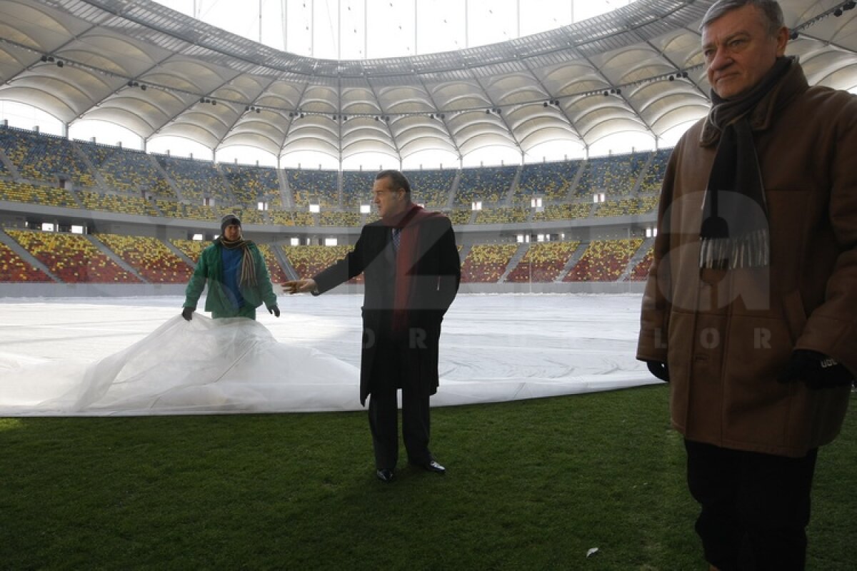 FOTO Gigi Becali a inspectat gazonul de pe Arena Naţională: ”E perfect!”