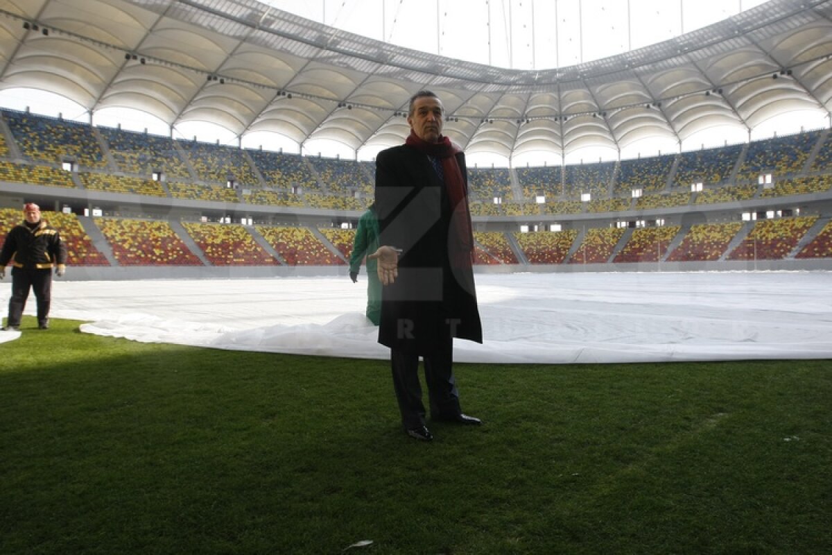 FOTO Gigi Becali a inspectat gazonul de pe Arena Naţională: ”E perfect!”