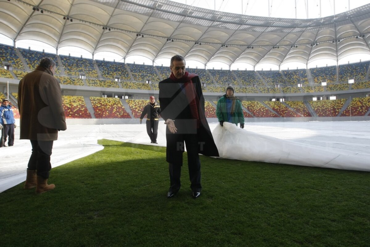 FOTO Gigi Becali a inspectat gazonul de pe Arena Naţională: ”E perfect!”