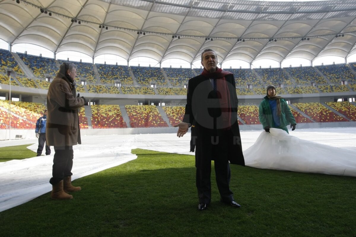 FOTO Gigi Becali a inspectat gazonul de pe Arena Naţională: ”E perfect!”