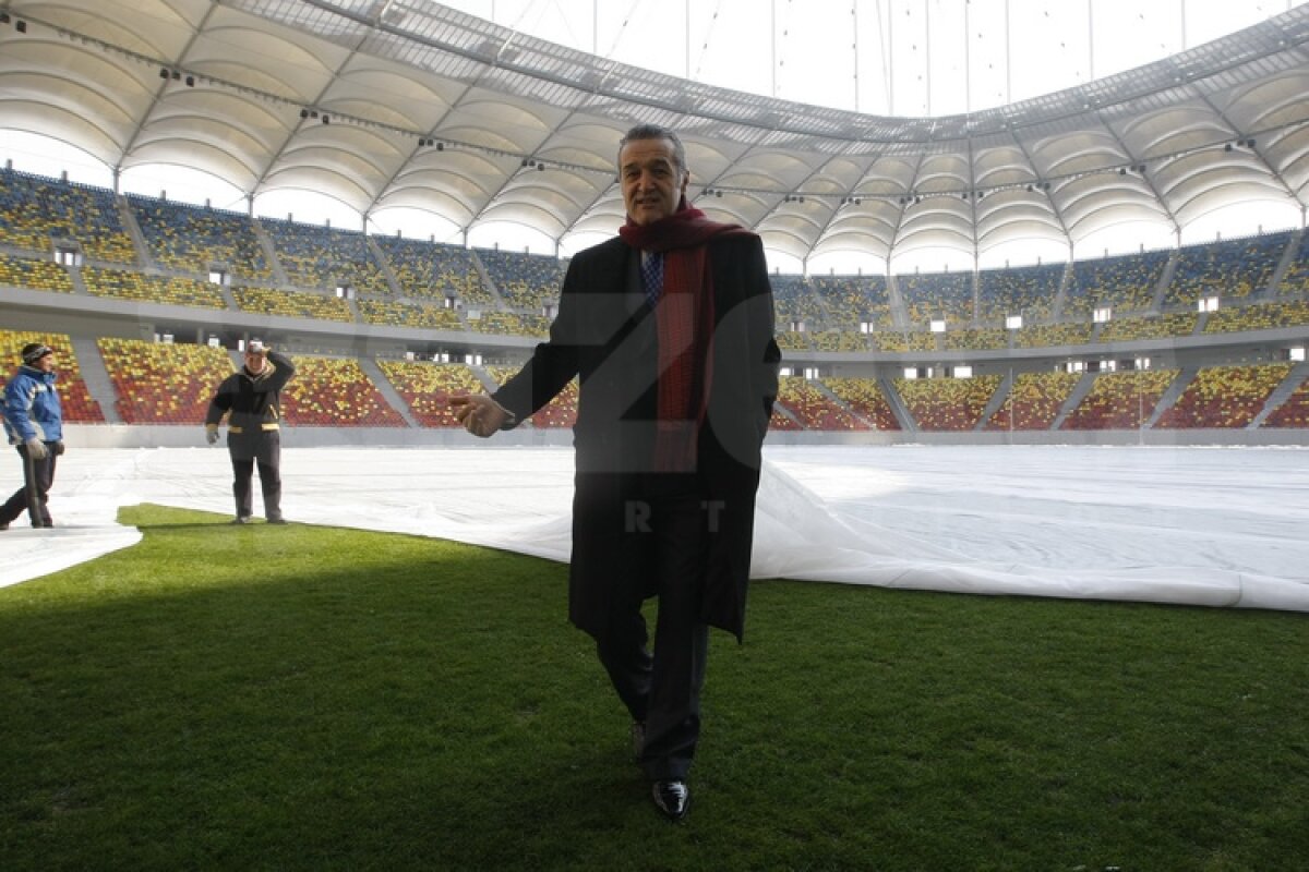 FOTO Gigi Becali a inspectat gazonul de pe Arena Naţională: ”E perfect!”