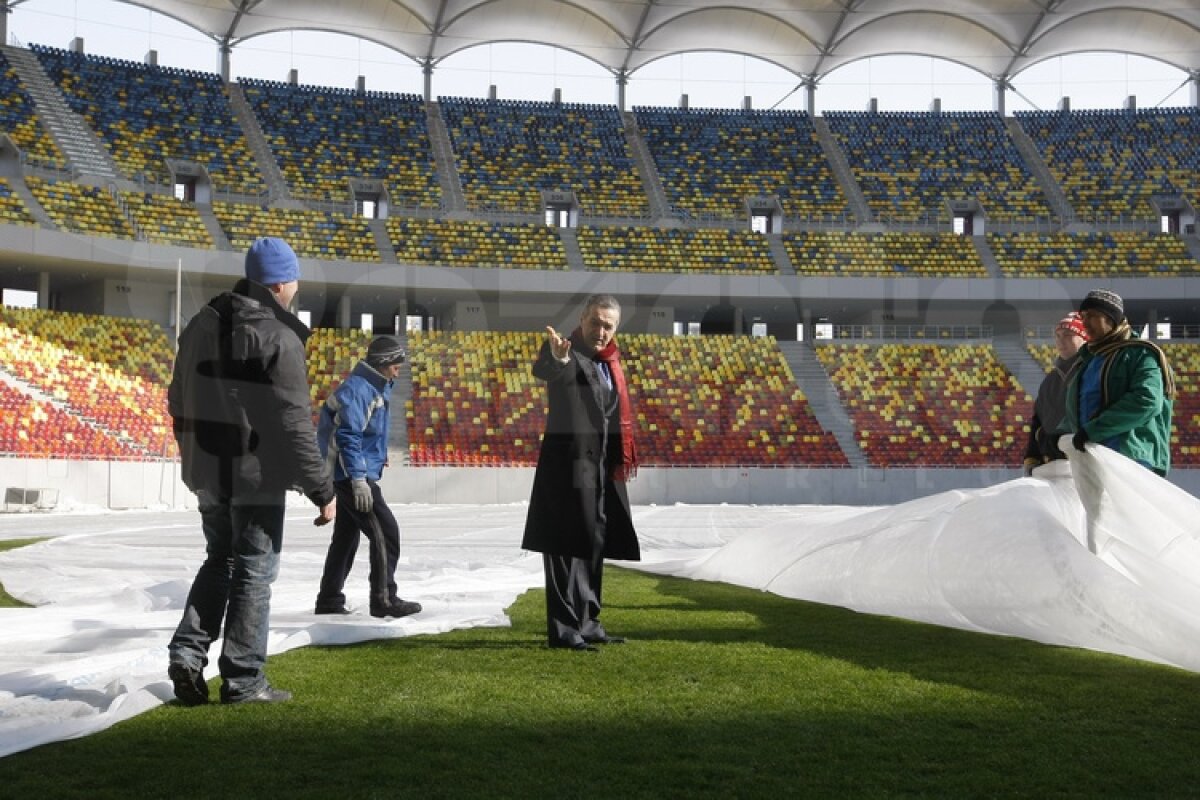 FOTO Gigi Becali a inspectat gazonul de pe Arena Naţională: ”E perfect!”