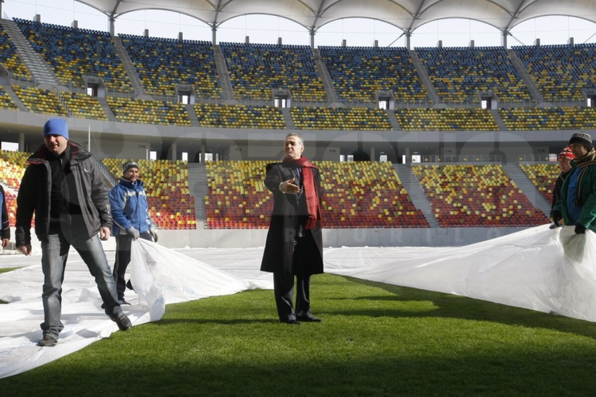 FOTO Gigi Becali a inspectat gazonul de pe Arena Naţională: ”E perfect!”