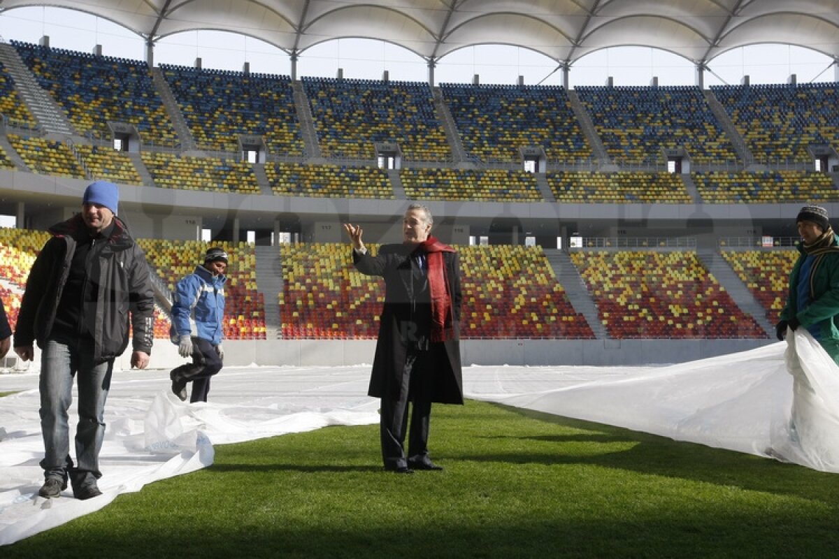 FOTO Gigi Becali a inspectat gazonul de pe Arena Naţională: ”E perfect!”