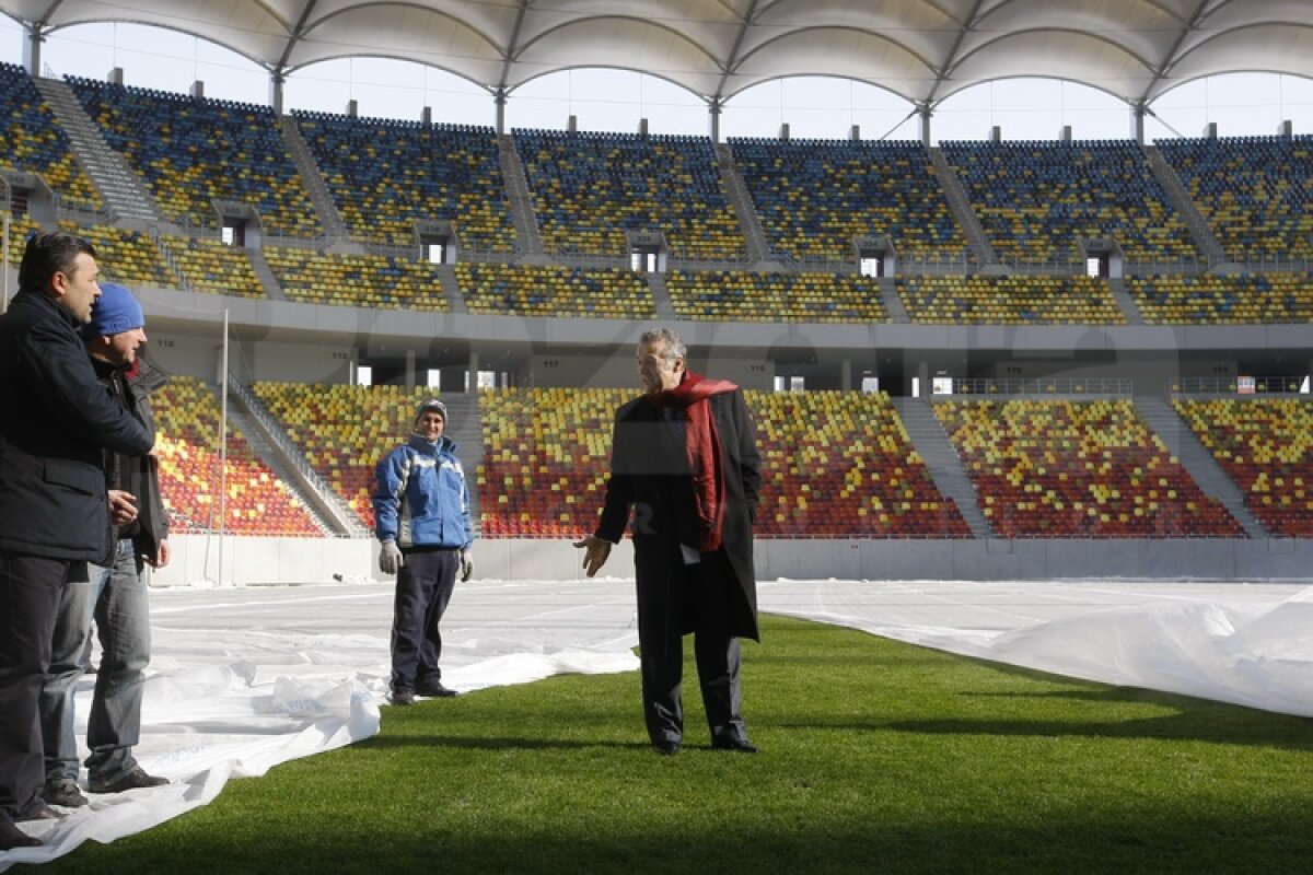 FOTO Gigi Becali a inspectat gazonul de pe Arena Naţională: ”E perfect!”