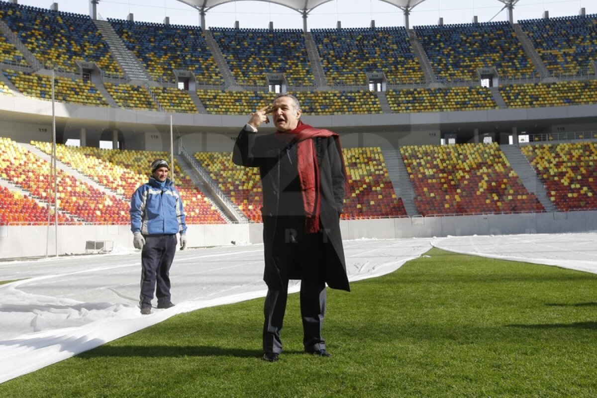 FOTO Gigi Becali a inspectat gazonul de pe Arena Naţională: ”E perfect!”