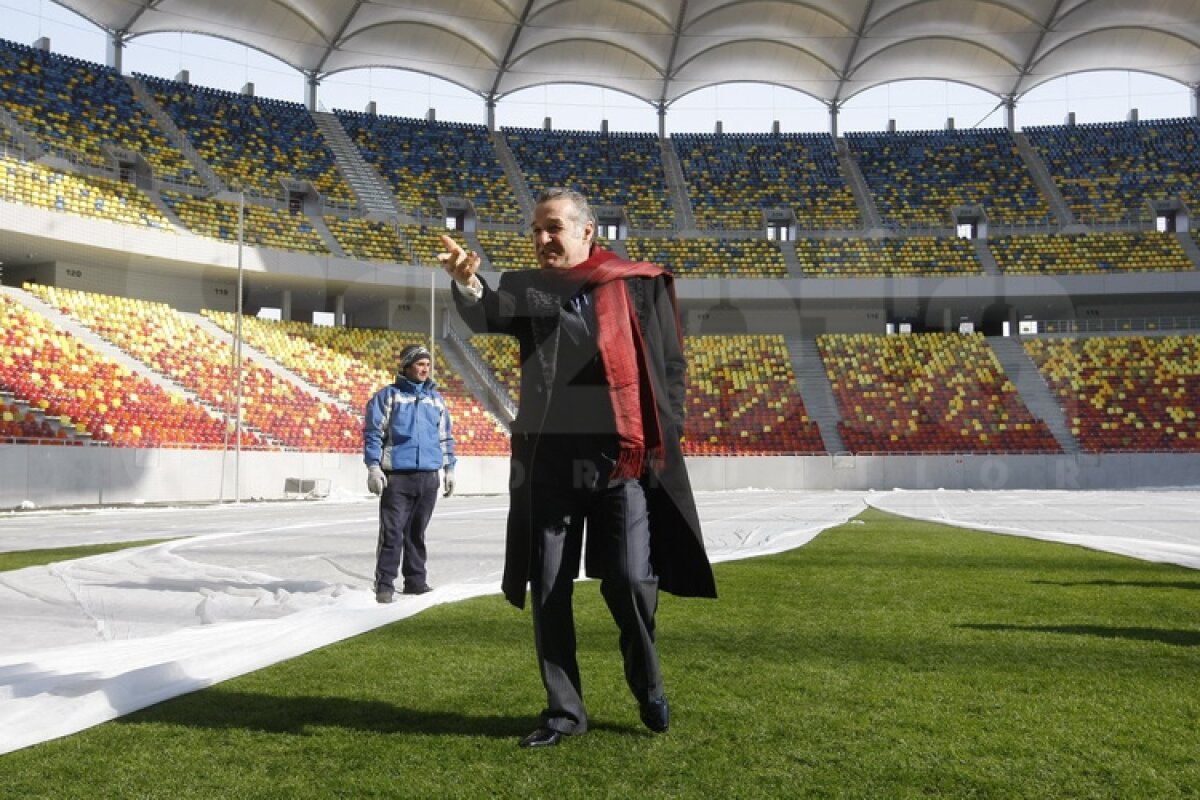 FOTO Gigi Becali a inspectat gazonul de pe Arena Naţională: ”E perfect!”