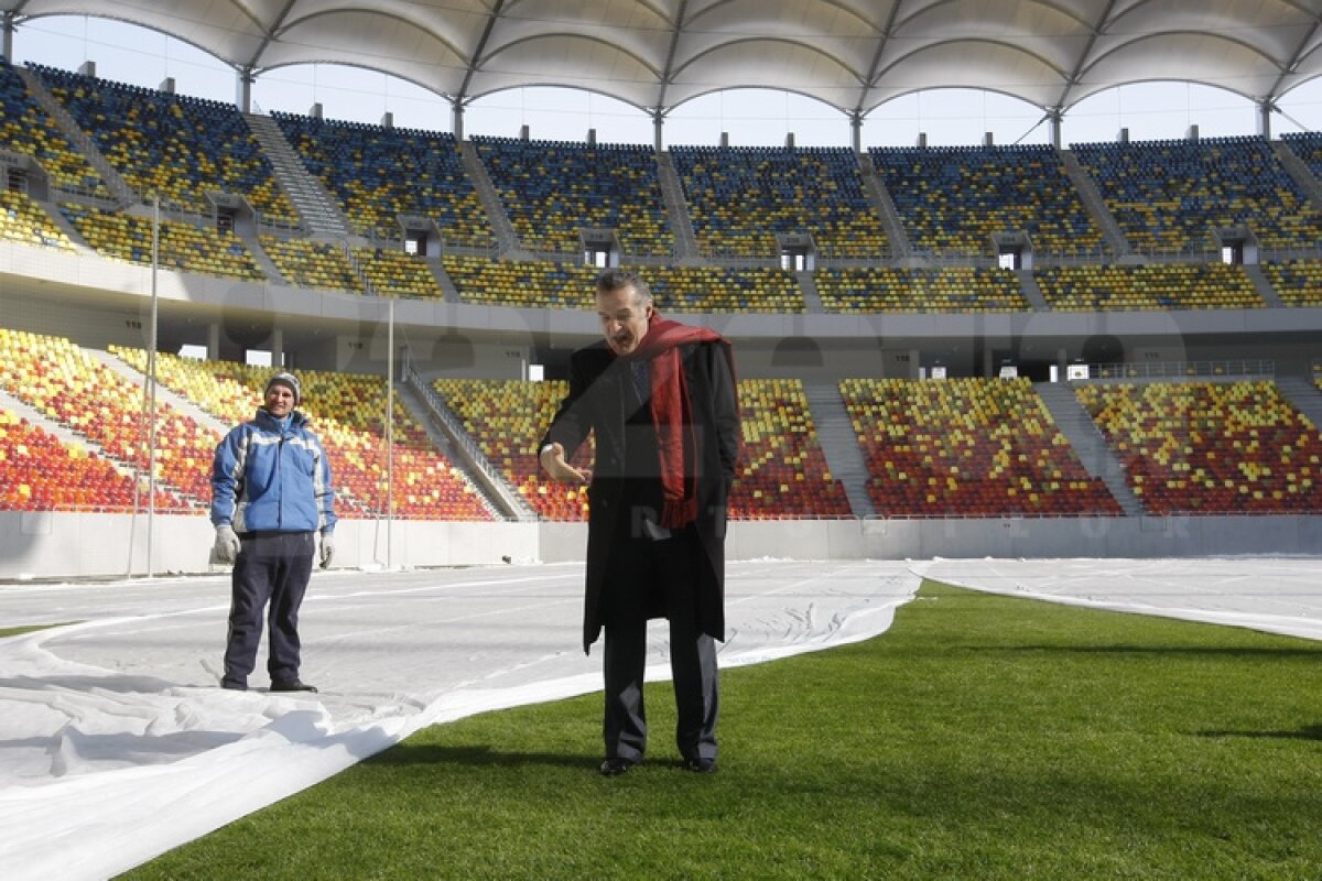 FOTO Gigi Becali a inspectat gazonul de pe Arena Naţională: ”E perfect!”