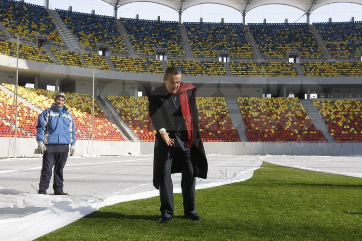 FOTO Gigi Becali a inspectat gazonul de pe Arena Naţională: ”E perfect!”