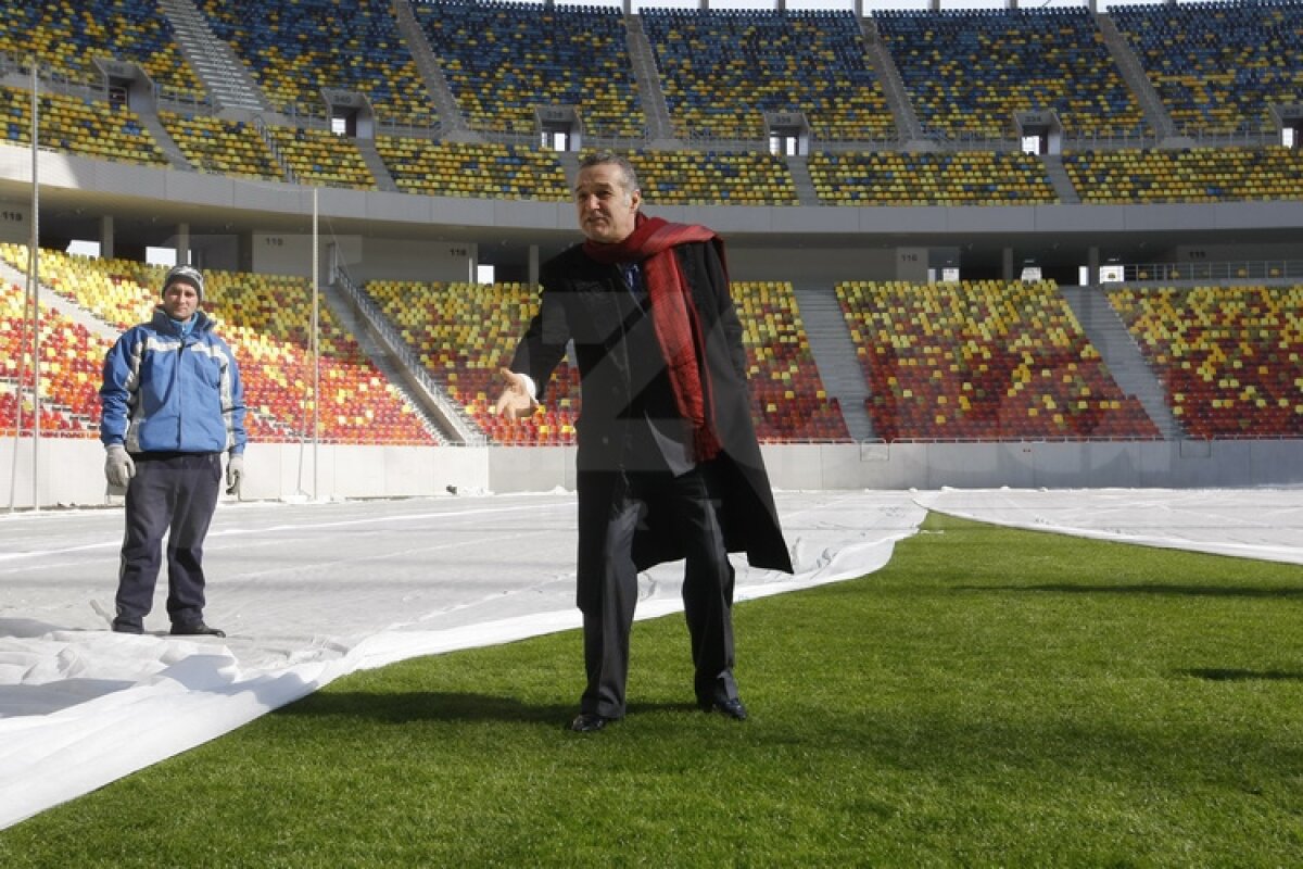 FOTO Gigi Becali a inspectat gazonul de pe Arena Naţională: ”E perfect!”