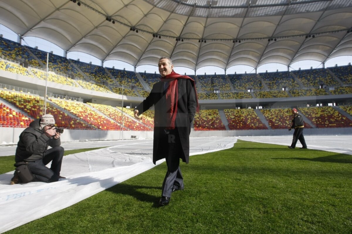 FOTO Gigi Becali a inspectat gazonul de pe Arena Naţională: ”E perfect!”