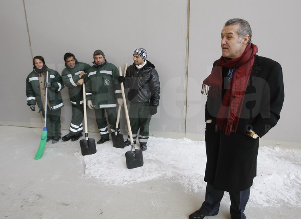 FOTO Gigi Becali a găsit metoda să-i motiveze pe muncitorii de la Arena Naţională: 1.000 de euro bonus!