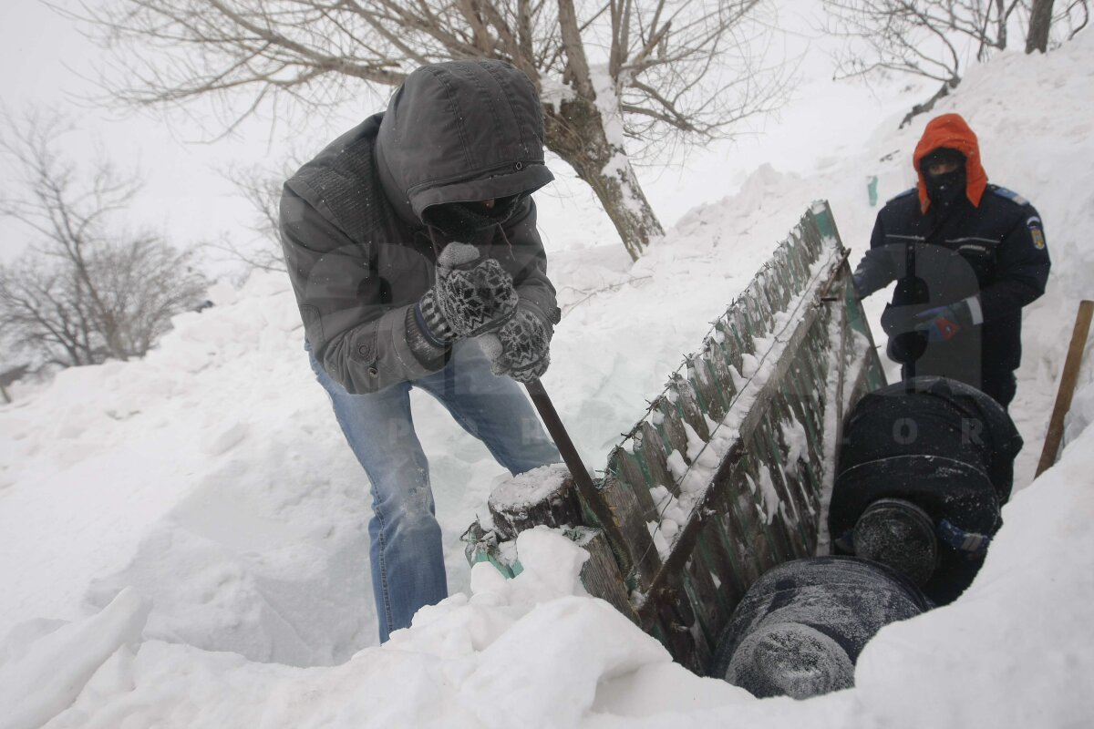 FOTO Jandarmii şi suporterii, cot la cot în infernul alb » Nu rata reportajul realizat de Cătălin Tolontan la Cotu Ciorii şi la Movila Oii