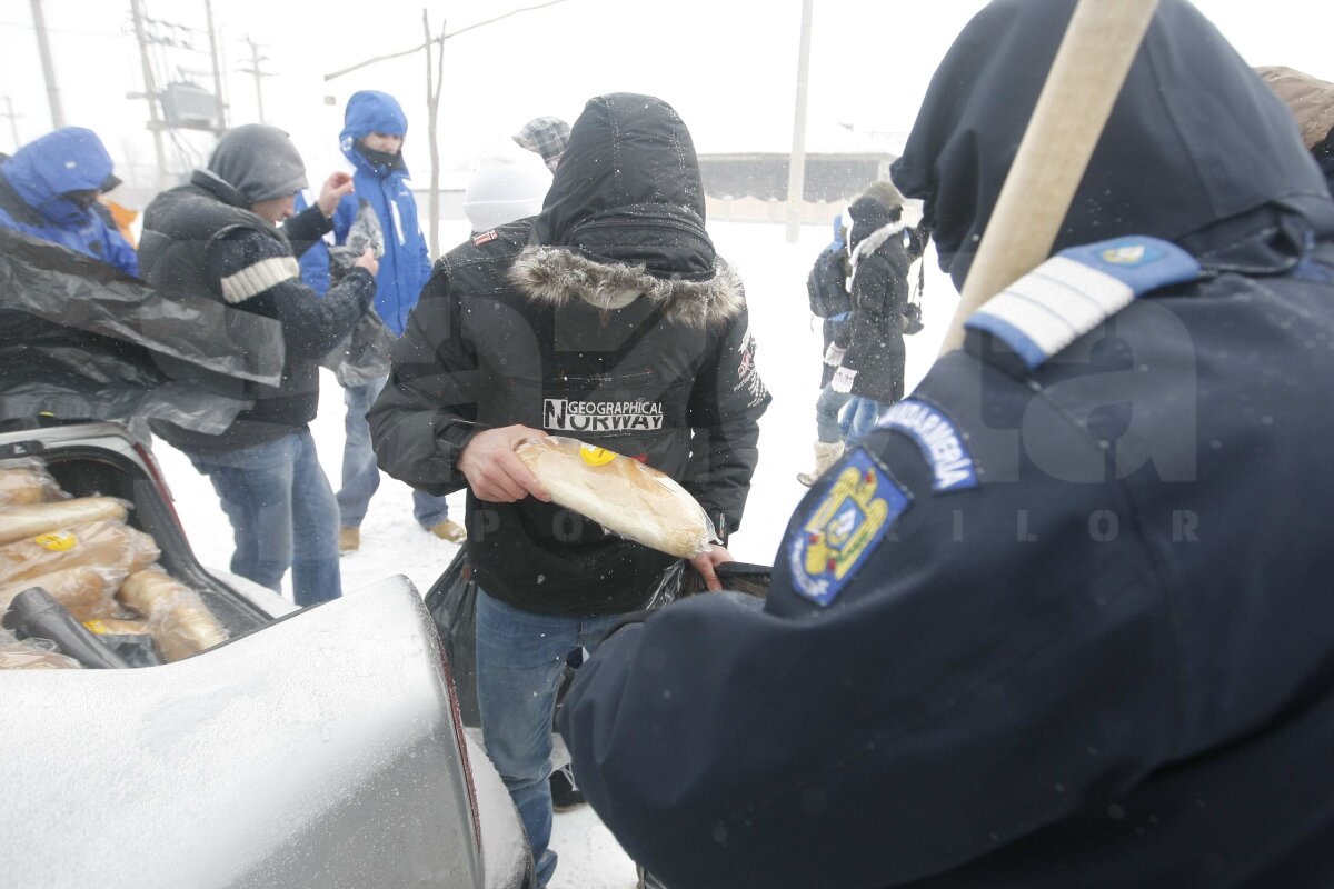 FOTO Jandarmii şi suporterii, cot la cot în infernul alb » Nu rata reportajul realizat de Cătălin Tolontan la Cotu Ciorii şi la Movila Oii