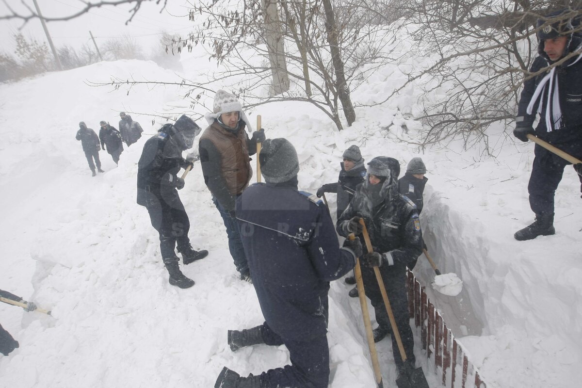 FOTO Jandarmii şi suporterii, cot la cot în infernul alb » Nu rata reportajul realizat de Cătălin Tolontan la Cotu Ciorii şi la Movila Oii