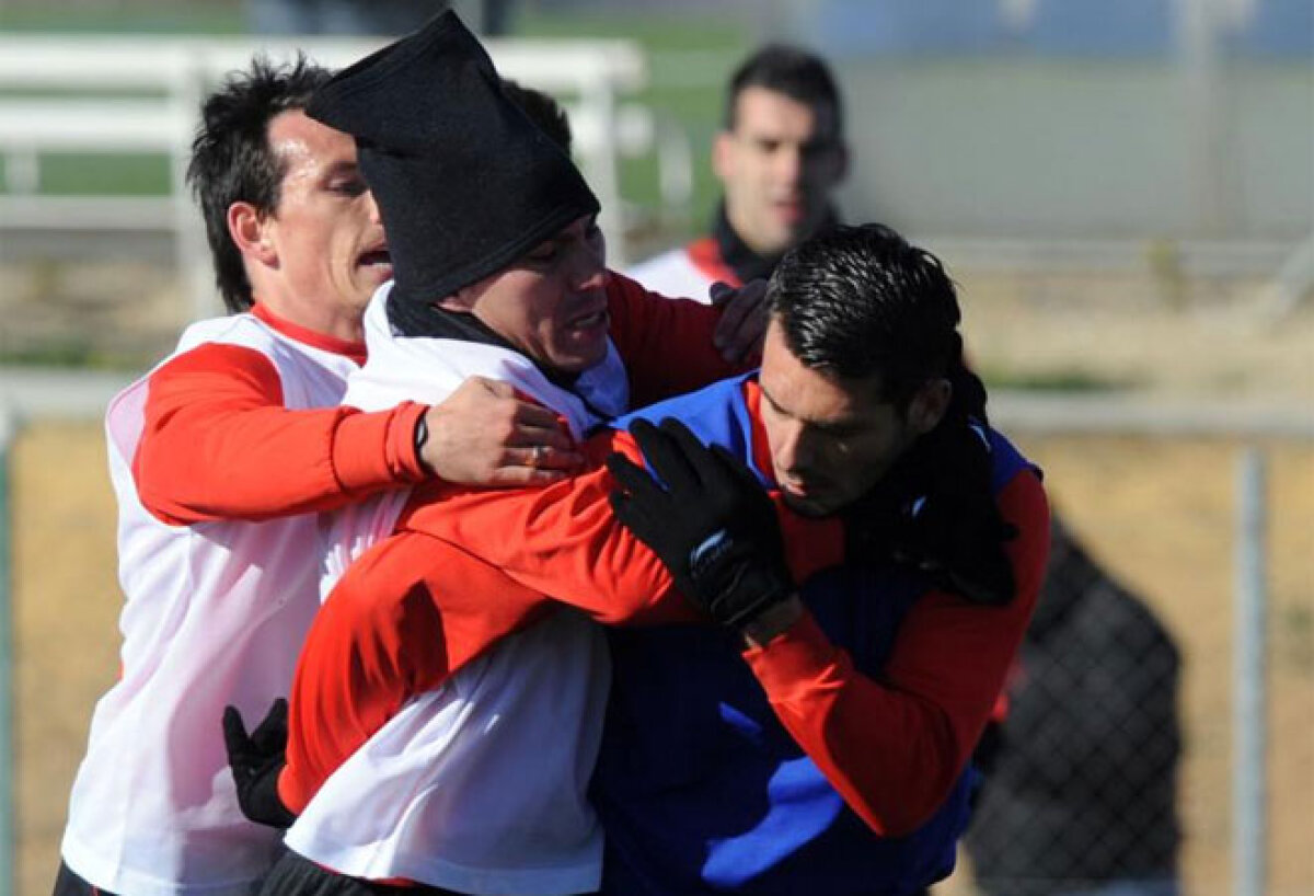 GALERIE FOTO Pumni, palme şi şuturi la antrenamentul lui FC Sevilla. S-a lăsat cu pedepse