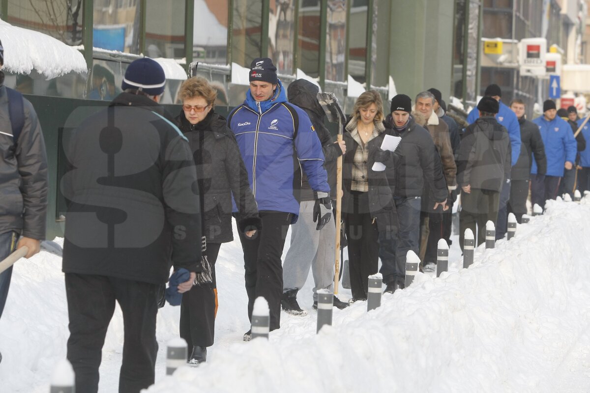 De la minge la lopată » Baschetbaliştii şi rugbyştii din Bucureşti, încolonaţi pentru deszăpezire