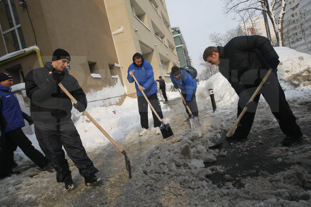 De la minge la lopată » Baschetbaliştii şi rugbyştii din Bucureşti, încolonaţi pentru deszăpezire