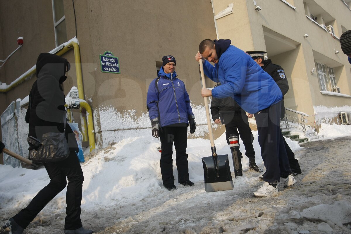 De la minge la lopată » Baschetbaliştii şi rugbyştii din Bucureşti, încolonaţi pentru deszăpezire