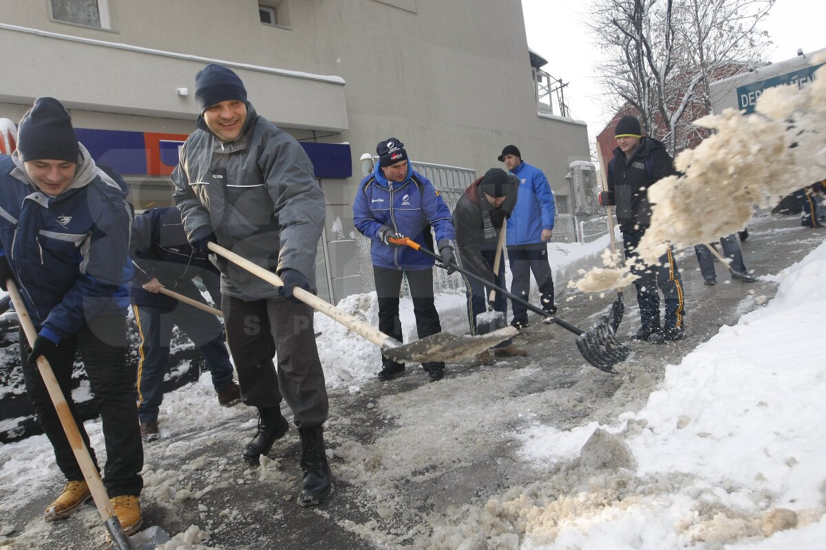 De la minge la lopată » Baschetbaliştii şi rugbyştii din Bucureşti, încolonaţi pentru deszăpezire