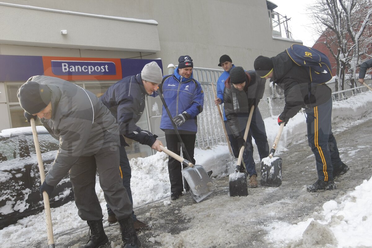 De la minge la lopată » Baschetbaliştii şi rugbyştii din Bucureşti, încolonaţi pentru deszăpezire