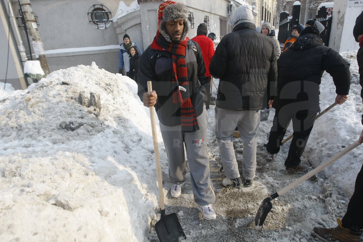 De la minge la lopată » Baschetbaliştii şi rugbyştii din Bucureşti, încolonaţi pentru deszăpezire