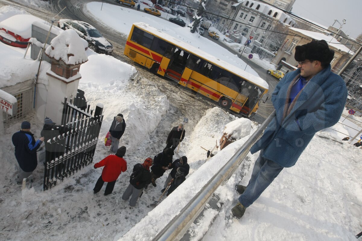 De la minge la lopată » Baschetbaliştii şi rugbyştii din Bucureşti, încolonaţi pentru deszăpezire