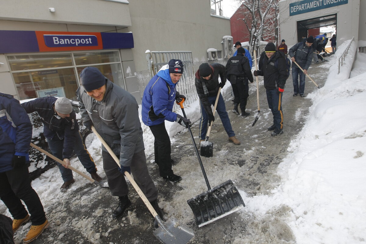 De la minge la lopată » Baschetbaliştii şi rugbyştii din Bucureşti, încolonaţi pentru deszăpezire