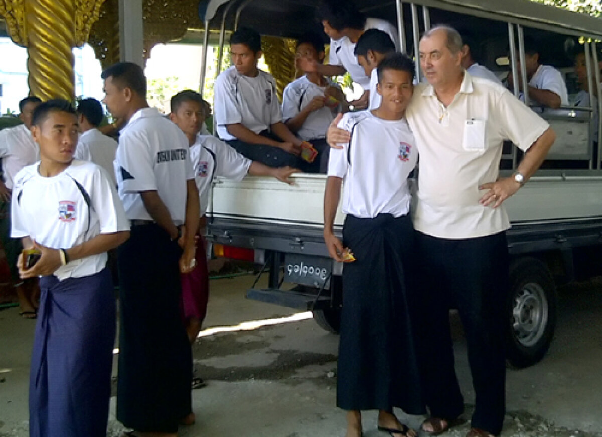 Primul român în Myanmar » Povestea experienţei exotice trăite în Asia de antrenorul Leonida Nedelcu