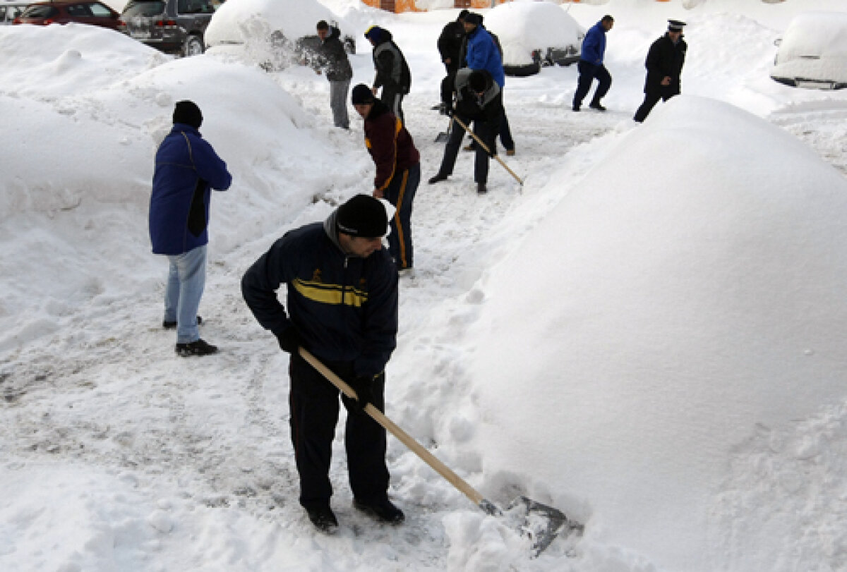GALERIE FOTO Heirup prin zăpadă! » Rugbiştii şi baschetbaliştii au ajutat la deszăpezirea Bucureştiului