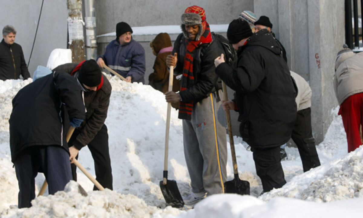 GALERIE FOTO Heirup prin zăpadă! » Rugbiştii şi baschetbaliştii au ajutat la deszăpezirea Bucureştiului