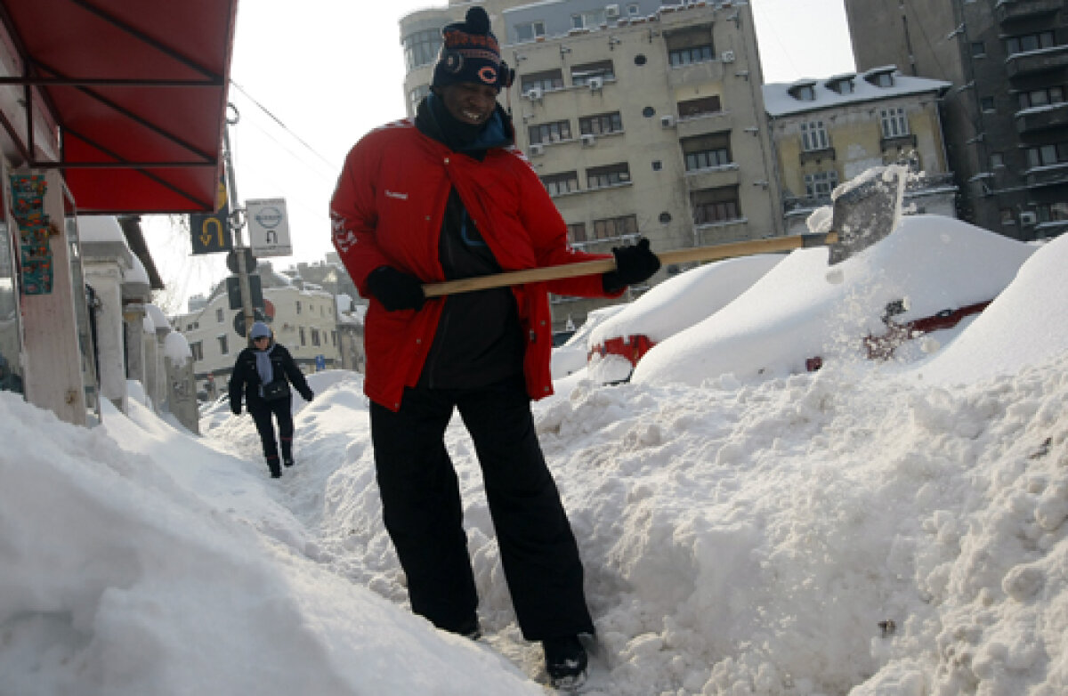 GALERIE FOTO Heirup prin zăpadă! » Rugbiştii şi baschetbaliştii au ajutat la deszăpezirea Bucureştiului